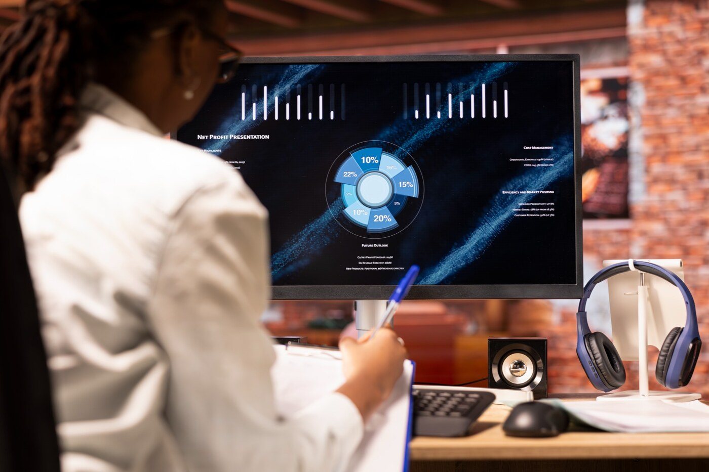 An instructor presenting analysis to a room
